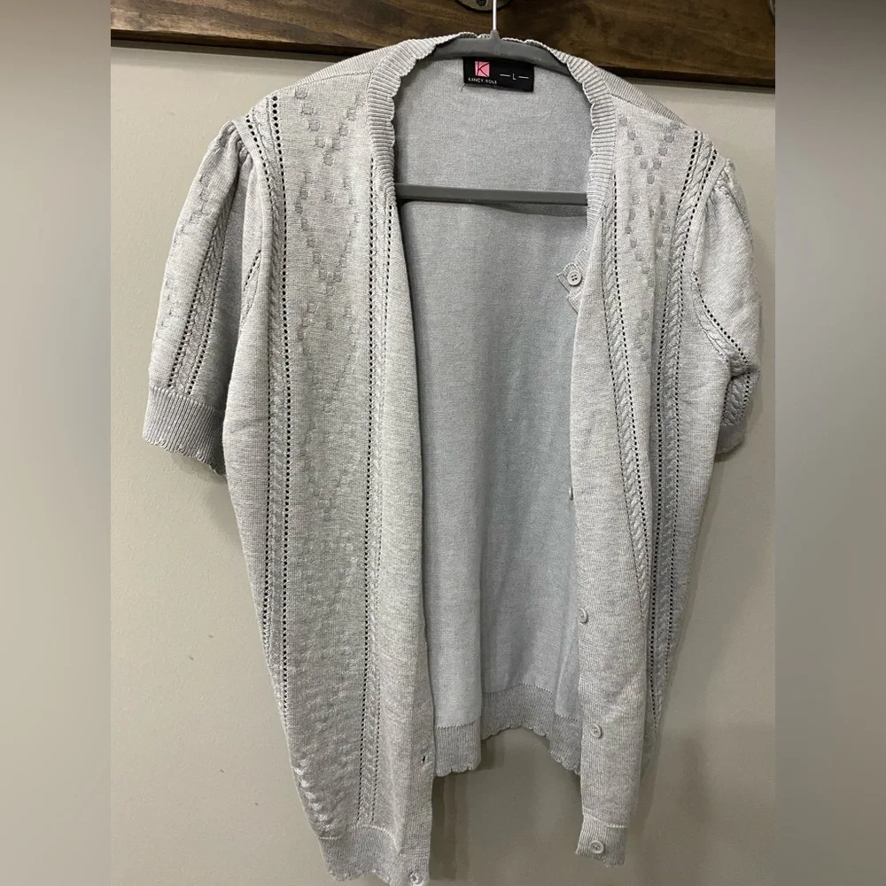 Kancy Kole women’s short sleeve sweater in light grey. Women’s size L - Picture 12 of 16